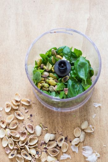 Food processor cutting up food in small pieces