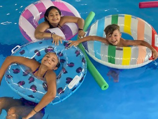 kids in pool swimming at genesis manhattan